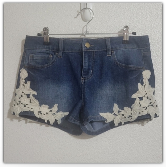 Tinseltown Jean's shorts with floral appliqué size small - Picture 1 of 5